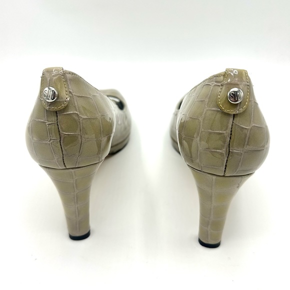 Stuart Weitzman Logoanna Pebble Sioux Crocodile Print Peep Toe Pumps - Picture 7 of 9